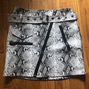HONEY PUNCH Snake print skirt